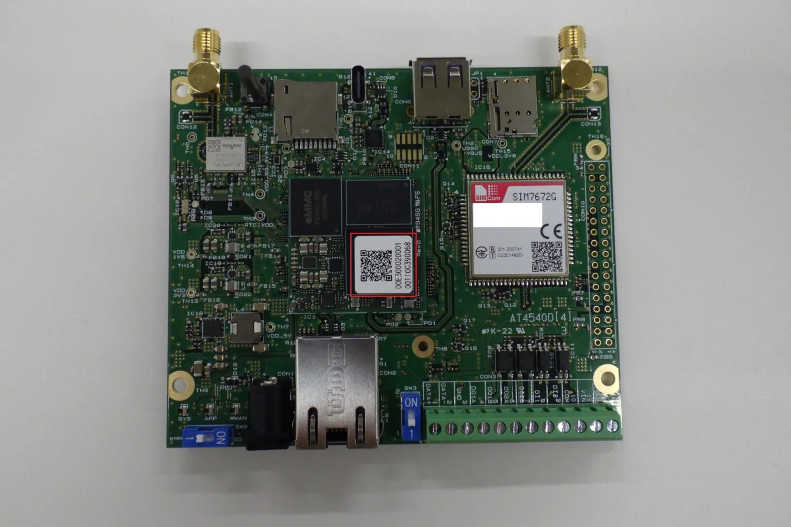 基板中央のQRコード